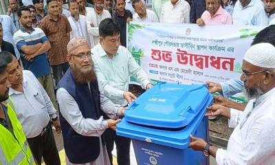 লক্ষ্মীপুর পৌরসভায় ডাস্টবিন স্থাপন কার্যক্রমের উদ্বোধন