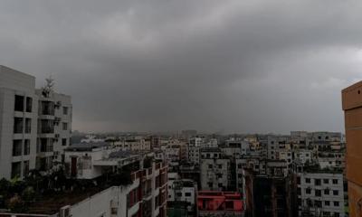 রাজধানীতে বৃষ্টি, কালো মেঘে ঢেকে আছে পুরো আকাশ