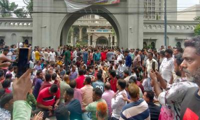 নগর ভবনের সামনে ইশরাকপন্থীদের স্লোগান-মিছিল
