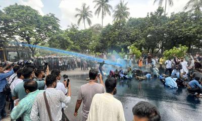 শিক্ষক নিবন্ধনপ্রত্যাশীদের ওপর পুলিশের জলকামান