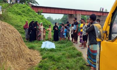 কুলিয়ারচরে রেললাইনে গৃহবধূর দ্বিখণ্ডিত মরদেহ উদ্ধার