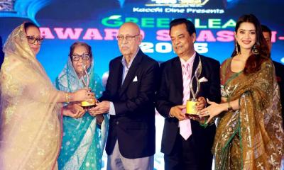 “মায়ের সঙ্গে একই মঞ্চে অ্যাওয়ার্ড পেলেন তানজিন তিশা”