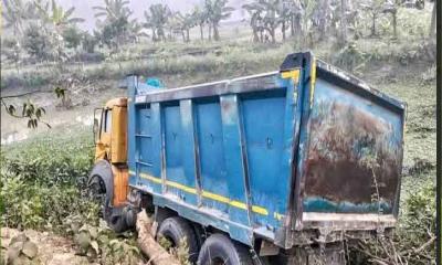 নওগাঁর মহাদেবপুরে ডাম্প ট্রাকের চাপায়  নিহত -৪