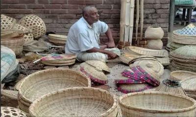 আব্দুল গফুরের হাতে বেঁচে  আছে বিলীন হওয়া বেতশিল্প