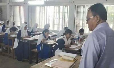 মন্ত্রীর নিষেধাজ্ঞা উপেক্ষা: এসএসসি  কেন্দ্রে ঢুকে এমপির ফেসবুক লাইভ,