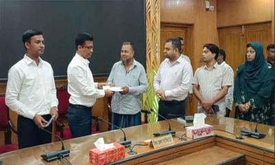 ভয়াবহ অগ্নিকাণ্ডে ক্ষতিগ্রস্তদের আর্থিক সহায়তা দিলেন জেলা প্রশাসক আবু সাঈদ