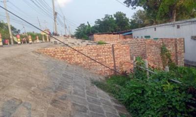 রাজশাহী পদ্মা পাড়ে অবৈধ ইটের প্রাচীর নির্মাণ নিয়ে তীব্র প্রতিক্রিয়া