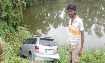 মোহাম্মদপুর পানিতে ডুবে গেল  প্রাইভেটকার  জন্য প্রাণে বাঁচলেন ৪ যাত্রী
