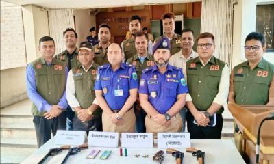 পাবনায় ডিবির অভিযানে রিভলবার, শুটারগান ও গুলিসহ গ্রফতার ৪