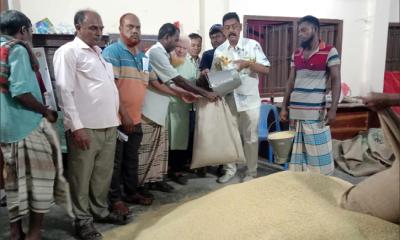 মান্দায় কালবৈশাখী ঝড়ে ক্ষতিগ্রস্তদের মাঝে বিশেষ বরাদ্দের চাল বিতরণ