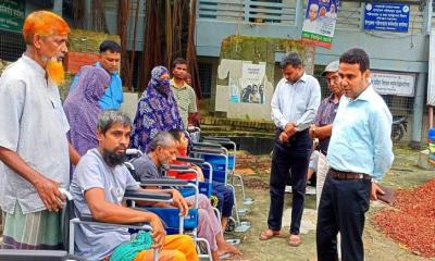 শাহজাদপুরে  সমাজসেবা অধিদপ্তরের উদ্যোগে প্রতিবন্ধীর মাঝে হুইলচেয়ার বিতরণ