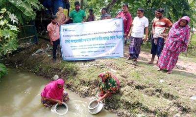 কয়রায় কার্প জাতীয় মাছের পোনা বিতরণ