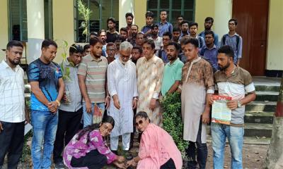 বৃক্ষরোপণ ও লিফলেট কর্মসূচিতে সিরাজগঞ্জে বিএনপিকে চাঙা করছেন মির্জা মোস্তফা জামান
