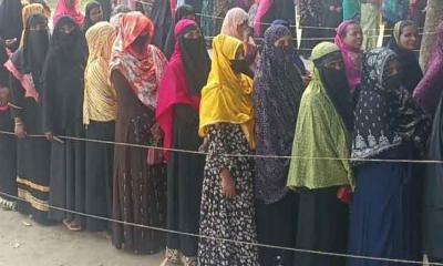 নওগাঁয় নারী ভোটারদের উপস্থিতি বেশি, উৎসব মুখরে শান্তিপূর্ণভাবে শেষ হলো ভোট