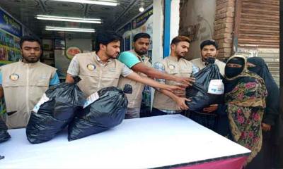 ফরিদগঞ্জ তুলাতুলি বাজারে বন্ধু ফাউন্ডেশনের ইফতার সামগ্রী বিতরণ