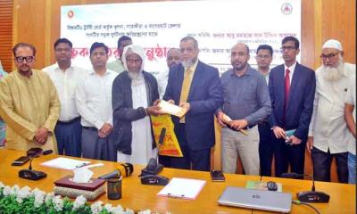 খুলনায় সড়ক দুর্ঘটনায় ক্ষতিগ্রস্ত ৪৬ জনের মাঝে চেক বিতরণ