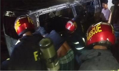 সাতক্ষীরা  অ্যাম্বুলেন্সে আগুন, ফোম ব্যবহারে নিয়ন্ত্রণে ফায়ার সার্ভিস