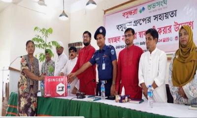 লামায় বসুন্ধরা শুভ সংঘের উদ্যোগে ২০ নারীর হাতে সেলাই মেশিন ও ফলদ চারা