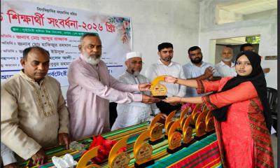 ঈশ্বরদীতে নিজের শিক্ষা প্রতিষ্ঠান থেকে সংবর্ধনা পেলেন মেধাবী শিক্ষার্থীরা