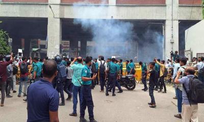 প্রেস ক্লাব এলাকায় হঠাৎ উত্তেজনা, পুলিশের লাঠিচার্জ