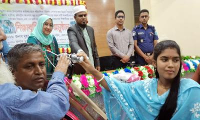 মুকসুদপুরে শিক্ষার্থীদের মাঝে প্রধান উপদেষ্টার তহবিল হতে শিক্ষা বৃত্তি প্রদান
