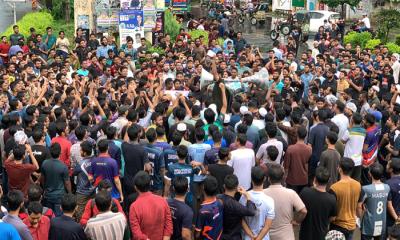 শাহবাগ মোড়ে প্রকৌশল শিক্ষার্থীদের বিক্ষোভ, তিন দফা দাবি