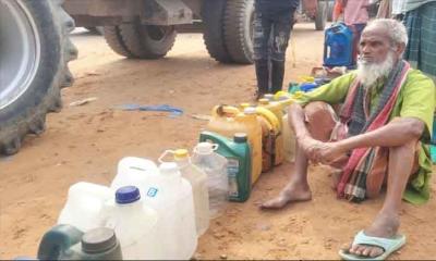 রাজশাহী তানোরে জ্বালানি সঙ্কটে পাত্র নিয়ে পাম্পে দিনভর অপেক্ষা