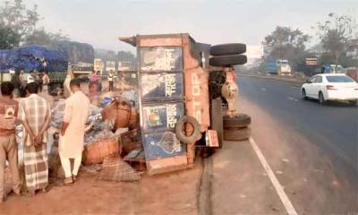 দাউদকান্দিতে সড়ক দুর্ঘটনা নিহত ৭,  আহত ৫