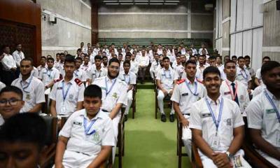 শিক্ষার্থীদের সঙ্গে প্রধানমন্ত্রীর শুভেচ্ছা বিনিময়