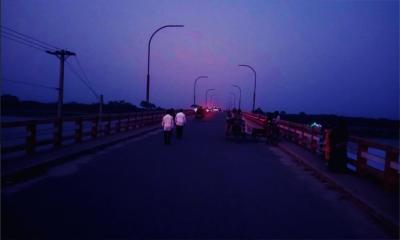 মহম্মদপুরে ৬৩ কোটি টাকার মধুমতি সেতু অন্ধকারে