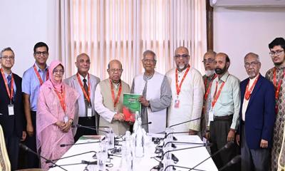 প্রধান উপদেষ্টার কাছে স্বাস্থ্য সংস্কার কমিশনের প্রতিবেদন জমা