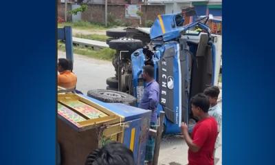 সিরাজগঞ্জ হাটিকুমরুল মোড়ে দুই ট্রাকের মুখোমুখি সংঘর্ষ, চালক গুরুতর আহত