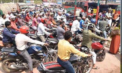 রাজশাহী নগরীতে ফিলিং স্টেশনে দীর্ঘ সারি ও ভোগান্তি