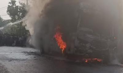 যশোরে চলন্ত বাসে আগুন