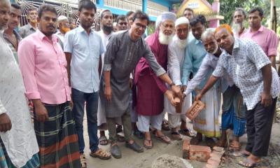 সিংড়ার বিলদহর গ্রামের কাঁচা রাস্তা সংস্কার কাজের উদ্বোধন
