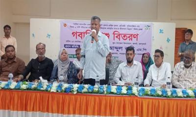 জয়পুরহাটে কালায়ে সুবিধাবঞ্চিতদের মাঝে গরু বিতরণ করেন প্রতিমন্ত্রী আব্দুল বারী