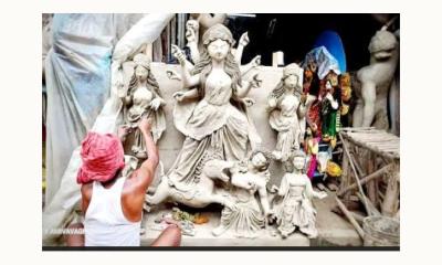 নবীনগরে প্রতিমা তৈরিতে ব্যস্ত মৃৎশিল্লীরা