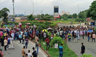 স্থায়ী ক্যাম্পাসের দাবিতে রবীন্দ্র বিশ্ববিদ্যালয়ের শিক্ষার্থীদের যমুনা সেতু অবরোধ