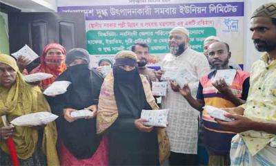 মিল্কভিটা বিক্রয় কেন্দ্রের উদ্যোগে অসহায় ও দরিদ্রদের মাঝে তরল দুগ্ধ সামগ্রী বিতরণ