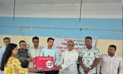বসুন্ধরা শুভসংঘের উদ্যোগে বগুড়ায় সেলাই মেশিন বিতরণ