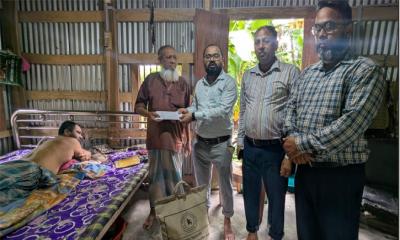 দুর্ঘটনায় দুই বছর ধরে শয্যাশায়ী নজরুলের পাশে উপজেলা প্রশাসন