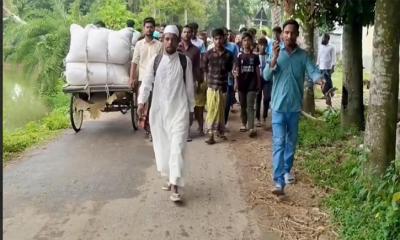 ভিসা নেই, পাসপোর্ট নিয়েই পায়ে হেঁটে    মক্কার পথে সিংড়ার দিনমজুর দুলাল