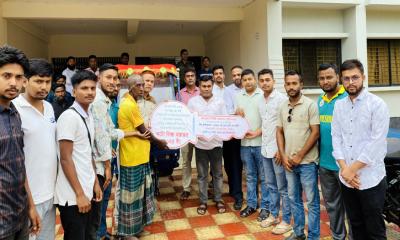 স্বেচ্ছাসেবী সংগঠনের উদ্যোগে অটোরিকশা পেলেন প্রতিবন্ধী রফিকুল
