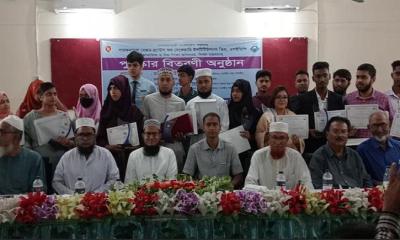 ফরিদপুরে কৃতি শিক্ষার্থীদের পুরস্কার বিতরণ ৩৪ জন শিক্ষার্থী পেলেন সনদ প্রদান