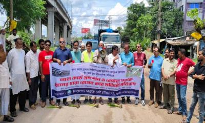 শিপইয়ার্ড সড়কে ধানের চারা রোপণ করে নিসচার প্রতীকী প্রতিবাদ