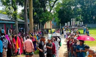 ১০ টাকায় ইলিশ দেওয়ার ঘোষণা, জনতার চাপে প্রাণে বাচতে পালালেন এমপি প্রার্থী