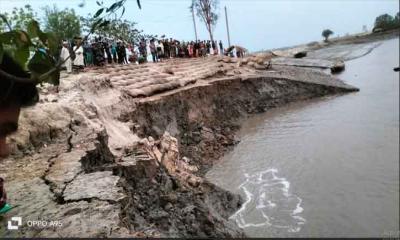 সাতক্ষীরার পাউবোর বাঁধে আকস্মিক  ভাঙন, আতঙ্কে গোটা এলাকা