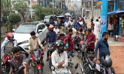 রাজশাহীতে তেল নিচ্ছে মোটরসাইকেল সিন্ডিকেট
