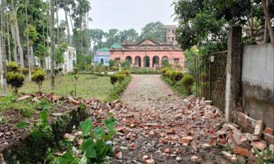 নবাব ফয়জুন্নেছা  জাদুঘরের গেটে  ভুমিদস্যুদের প্রতিবন্ধকতা গুড়িয়ে দিলো বিক্ষুব্ধ জনতা