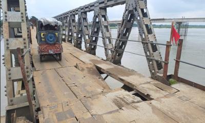 কুড়িগ্রামে ১৪০ বছরের সোনাহাট সেতুর পাটাতন ভেঙে যান চলাচল বন্ধ